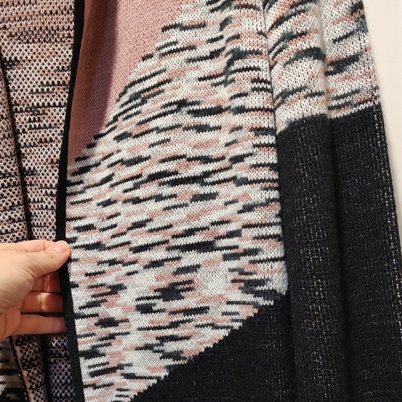 Elegant Black and Pink Women's Cardigan - Picture 3 of 8